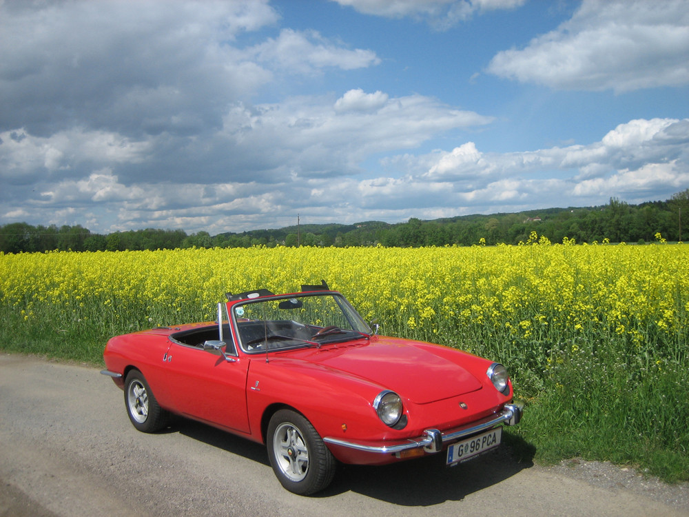 FIAT 850 Spider im Rapsfeld