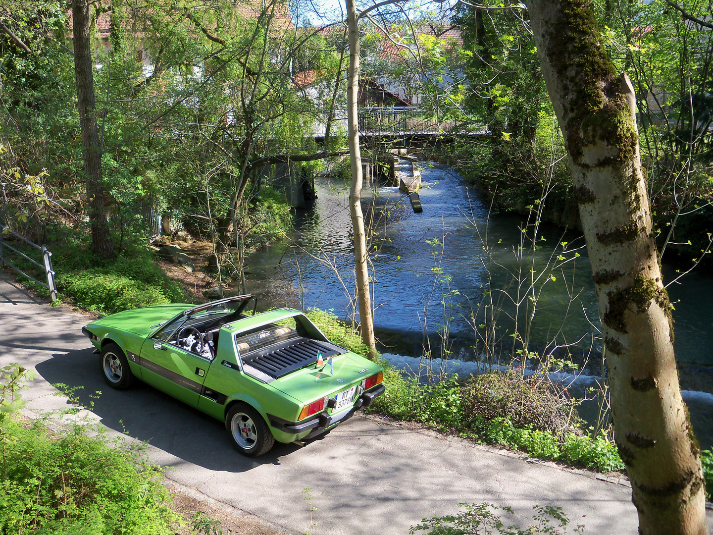 Fiat X1/9 am heimischen Gewässer (Schlosspark Echaz)