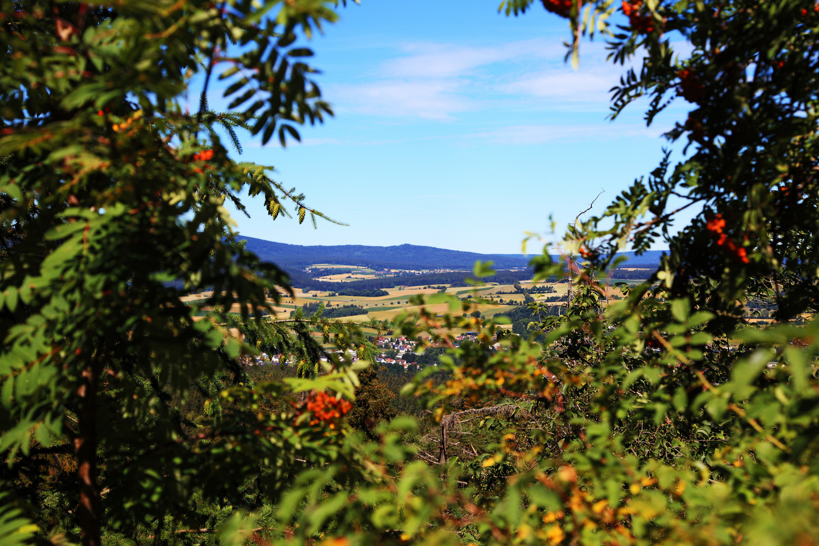 Fichtelgebirge Felsenlabyrinth Blick durch Eber Esche auf Landschaft