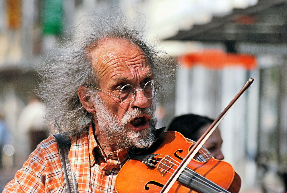 Fiedelnder Demonstrant