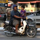 Fier et heureux sur la moto de papa