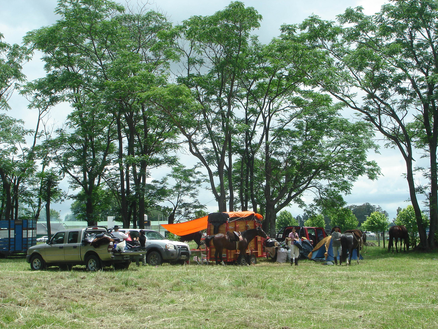 fiesta nacional del gaucho 2009 secando las pilchas despues de la lluvia