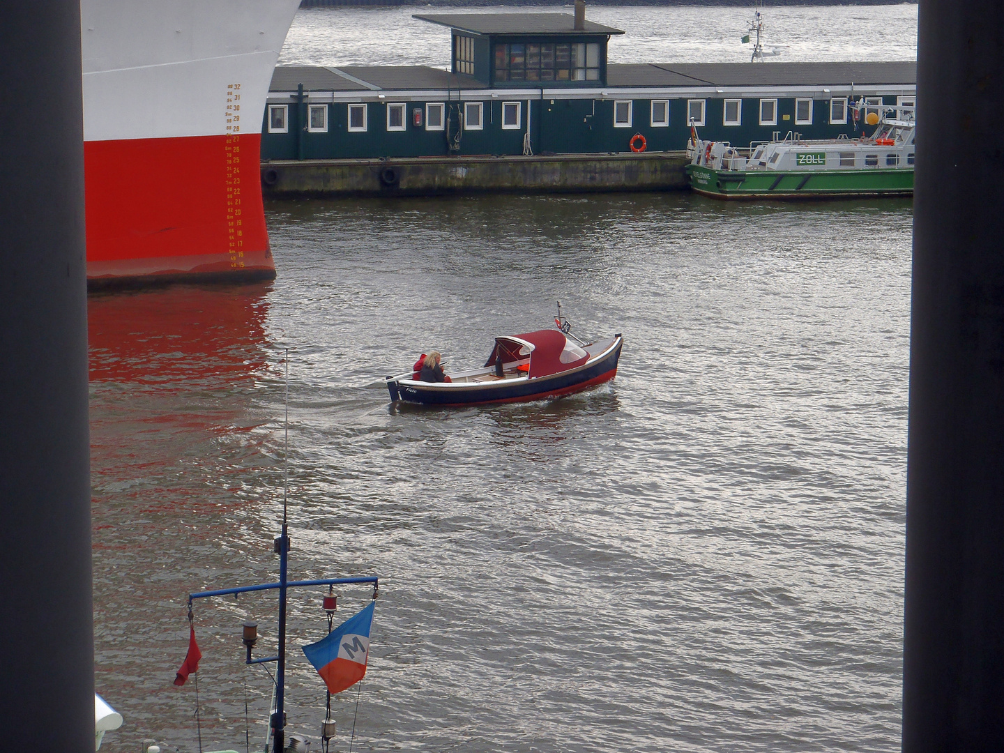 Fiete vor Cap San Diego im HH-Hafen (02.10.2012)