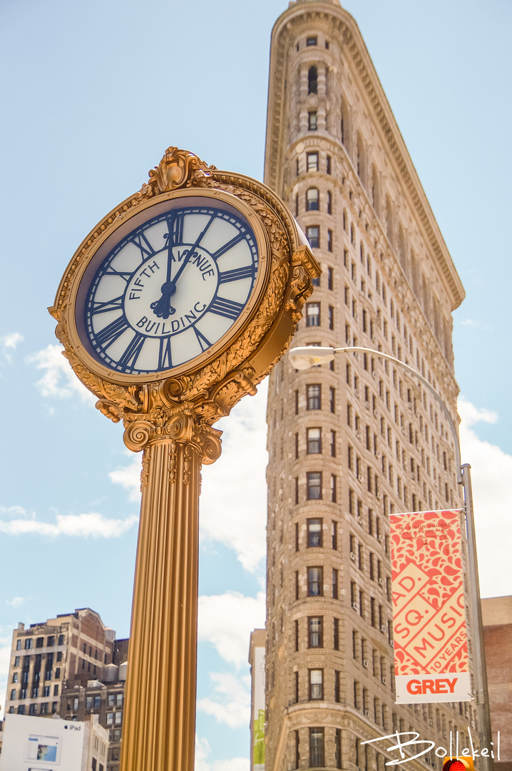 Fifth Avenue Building - Uhr