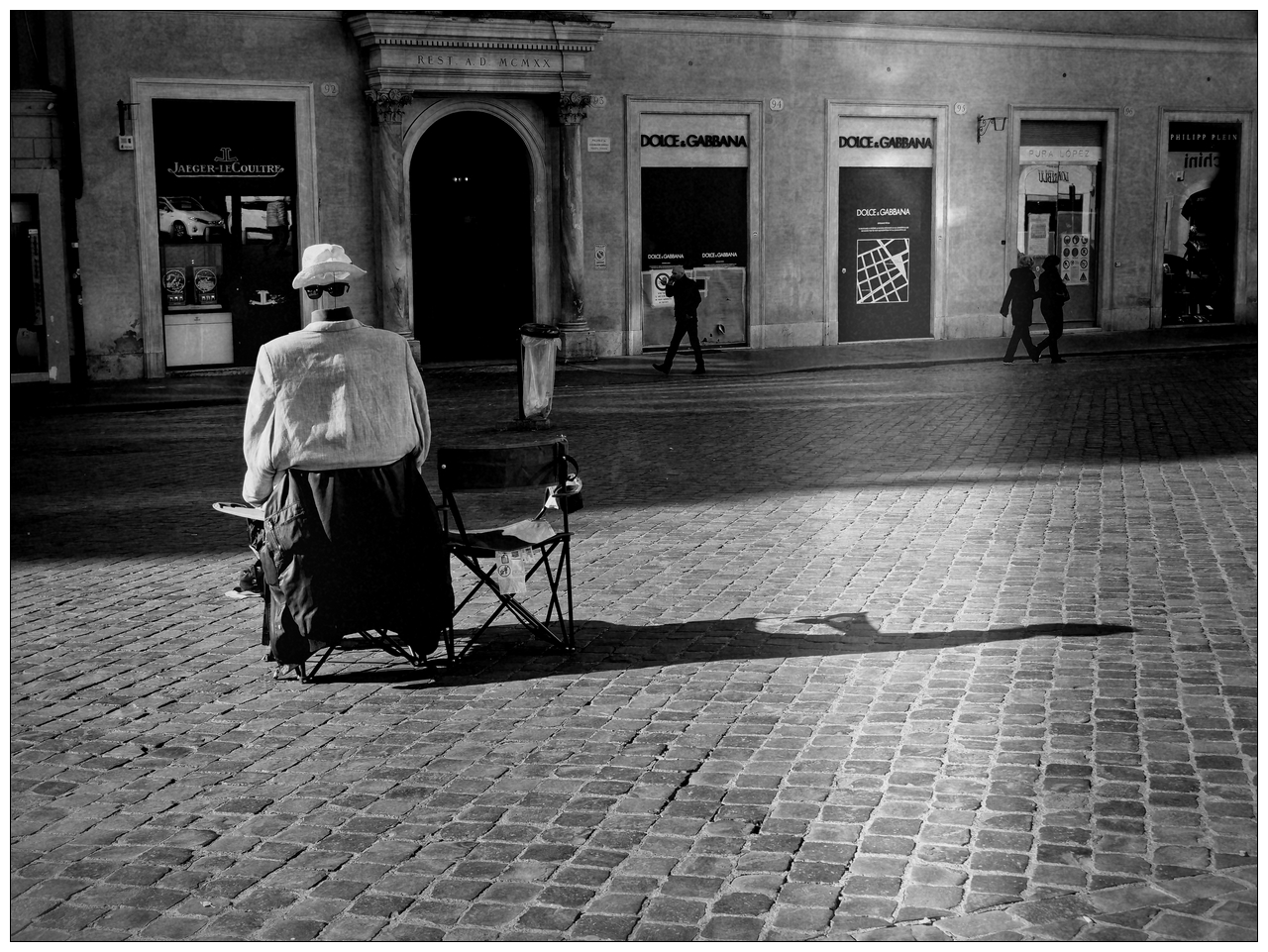 Figée sur une place de Rome. 