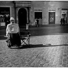 Figée sur une place de Rome. 