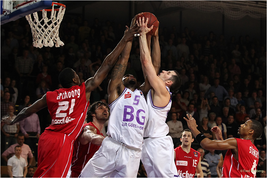 ... fighting - Basketball Bundesliga 2011/12