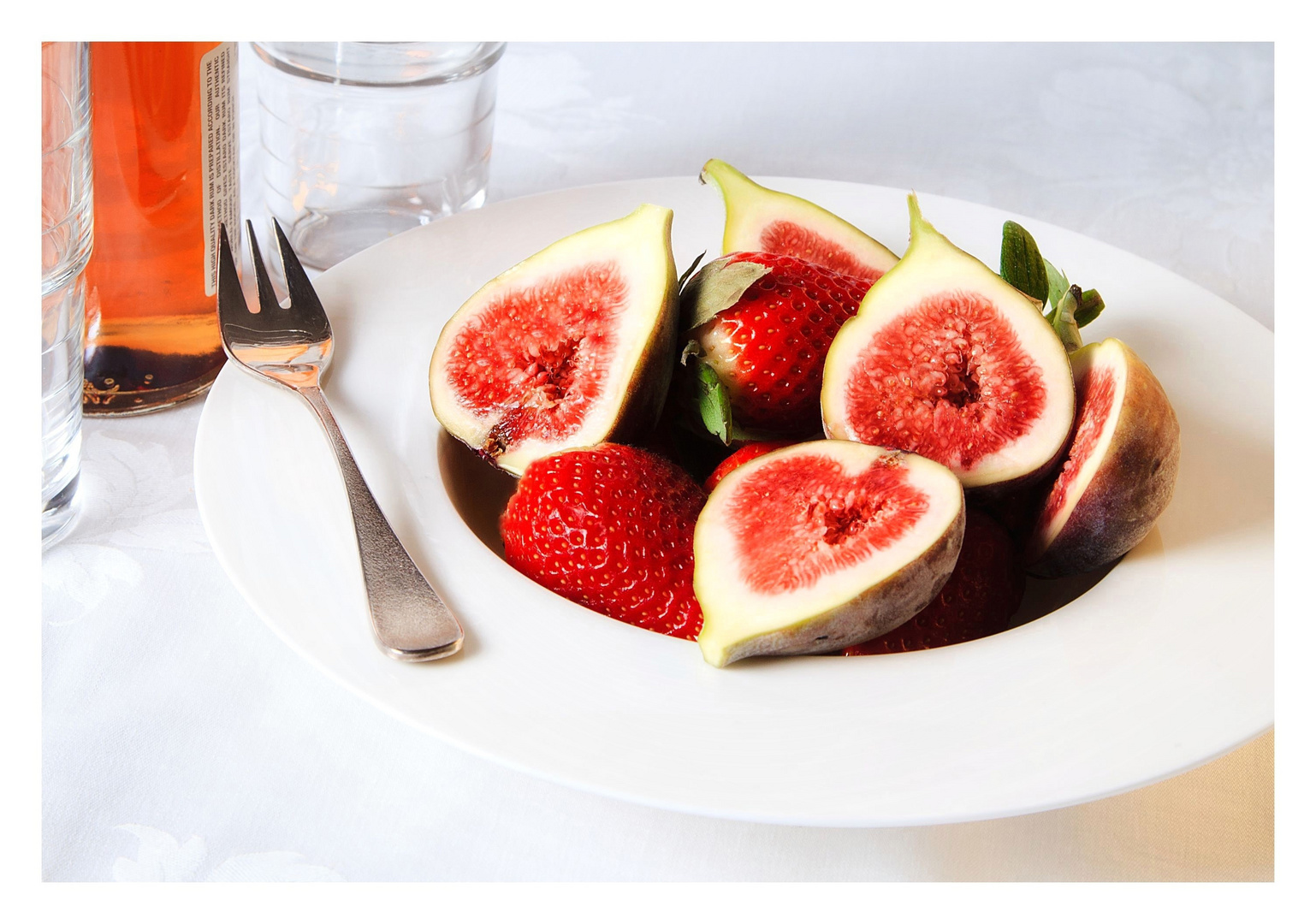 Figues and strawberries in plate