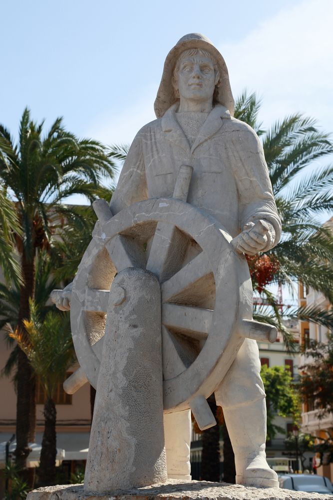 Figur am Hafen von Ibiza Stadt