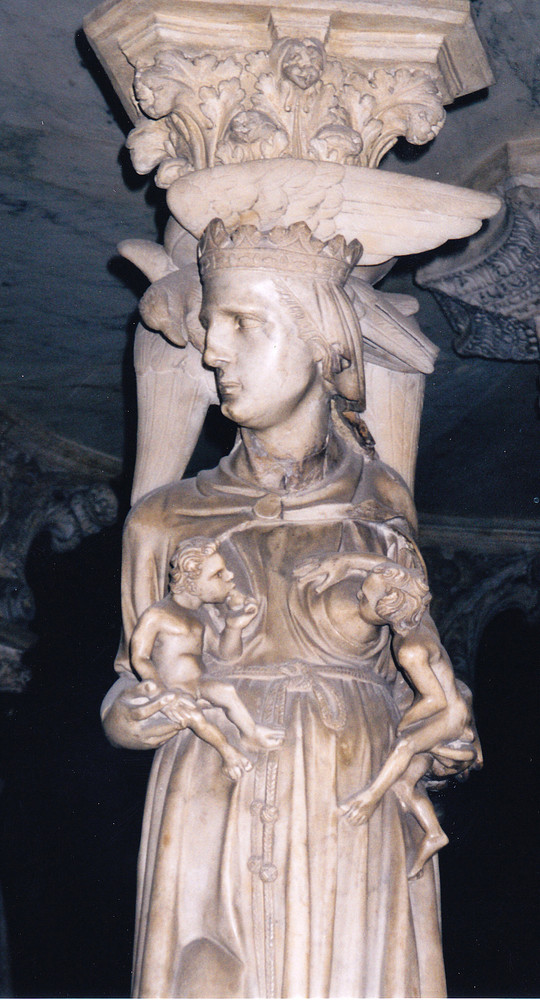 Figur an der Kanzel vom Dom in Pisa