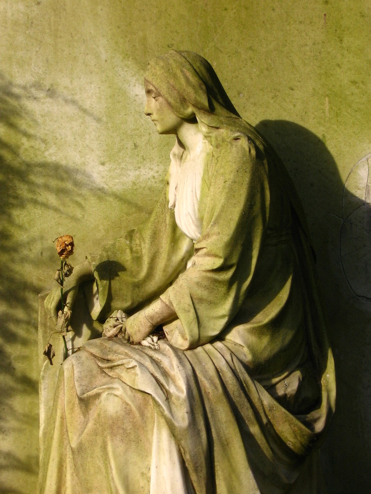 Figur auf Friedhof in Köln