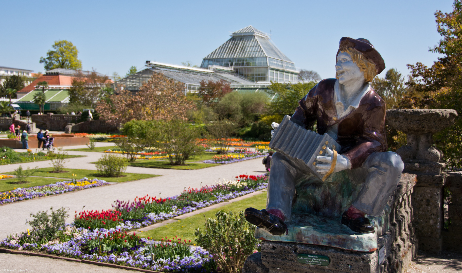 Figur aus Nymphenburger Porzellan im Botanischen Garten