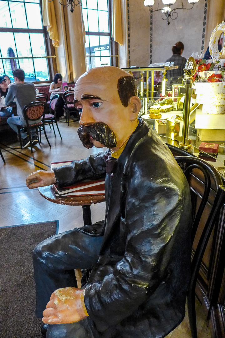 Figur des Peter Altenberg im Eingangsbereich des Café Central