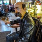 Figur des Peter Altenberg im Eingangsbereich des Café Central