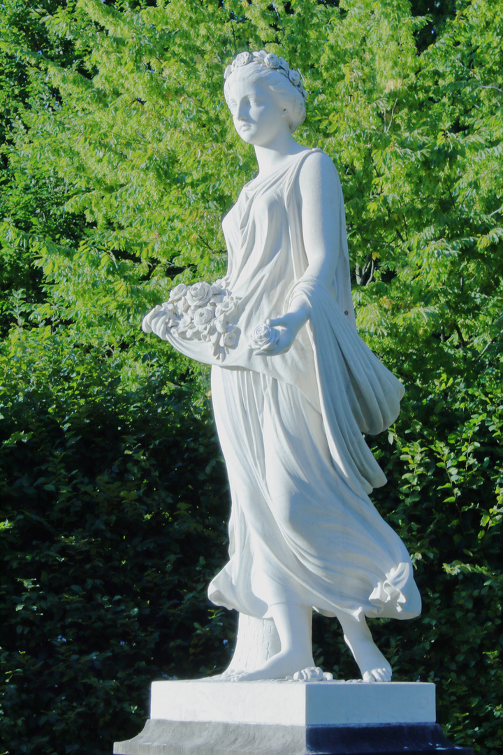 Figur einer jungen Frau mit Rosen (1)