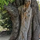 Figur im Baum