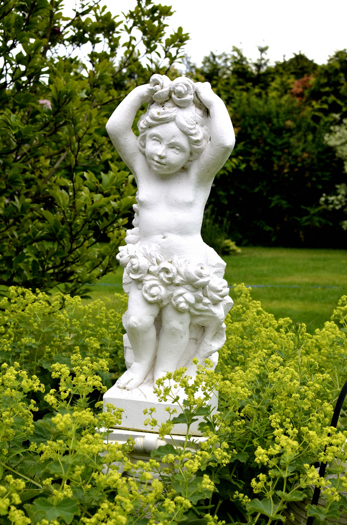 Figur im Garten