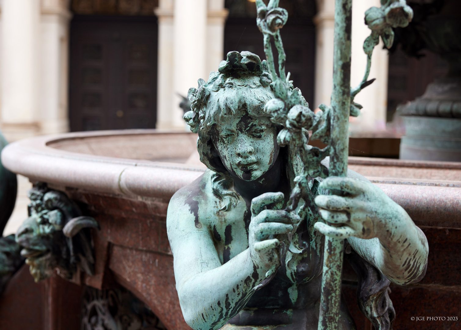 Figur im Innenhof Rathaus Hamburg Hygieia Brunnen