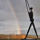 Figur mit Regenbogen