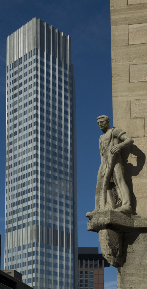 Figur mit Skyline