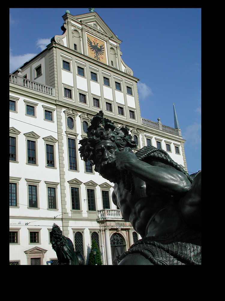 Figur vom Augustusbrunnen in Augsburg - Hintergrund: Rathaus