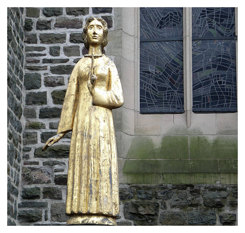 Figur vor Kirche, Olpe-Zentrum