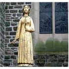 Figur vor Kirche, Olpe-Zentrum