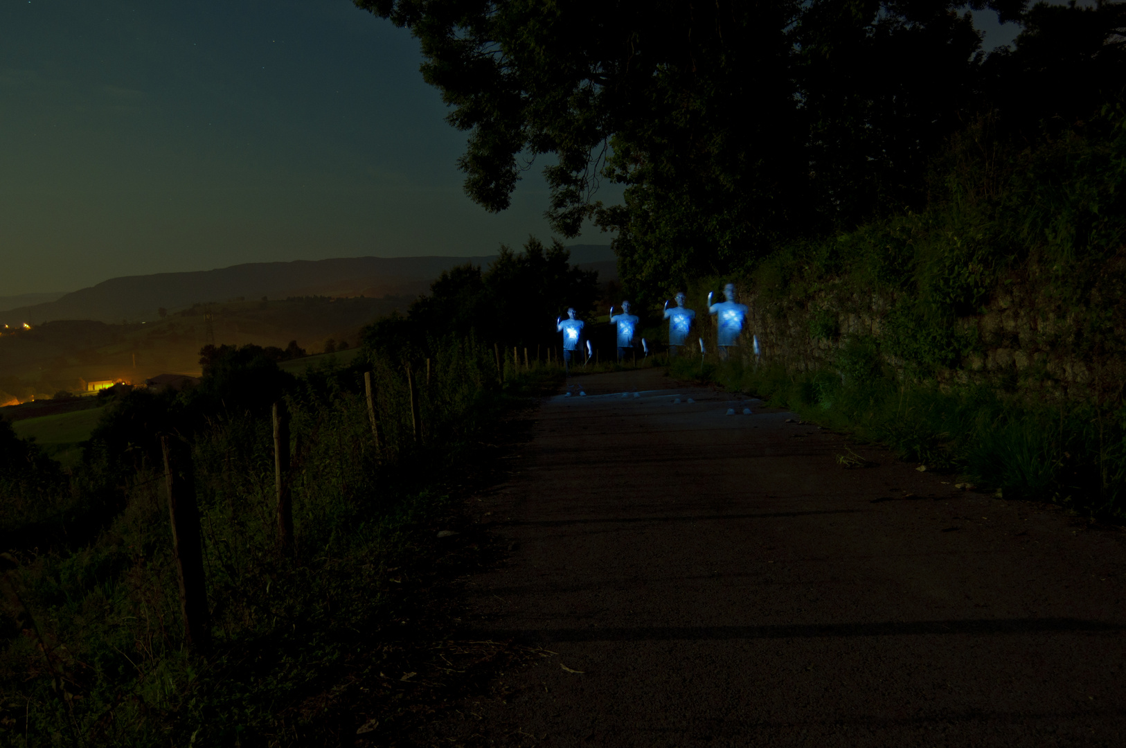 Figuras iluminadas en la noche