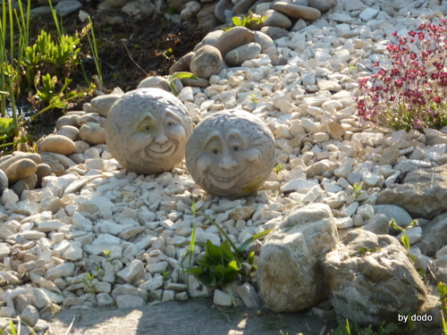 Figuren am Gartenteich