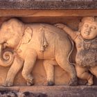 Figuren am Kelaniya-Tempel vor den "Toren" Colombos