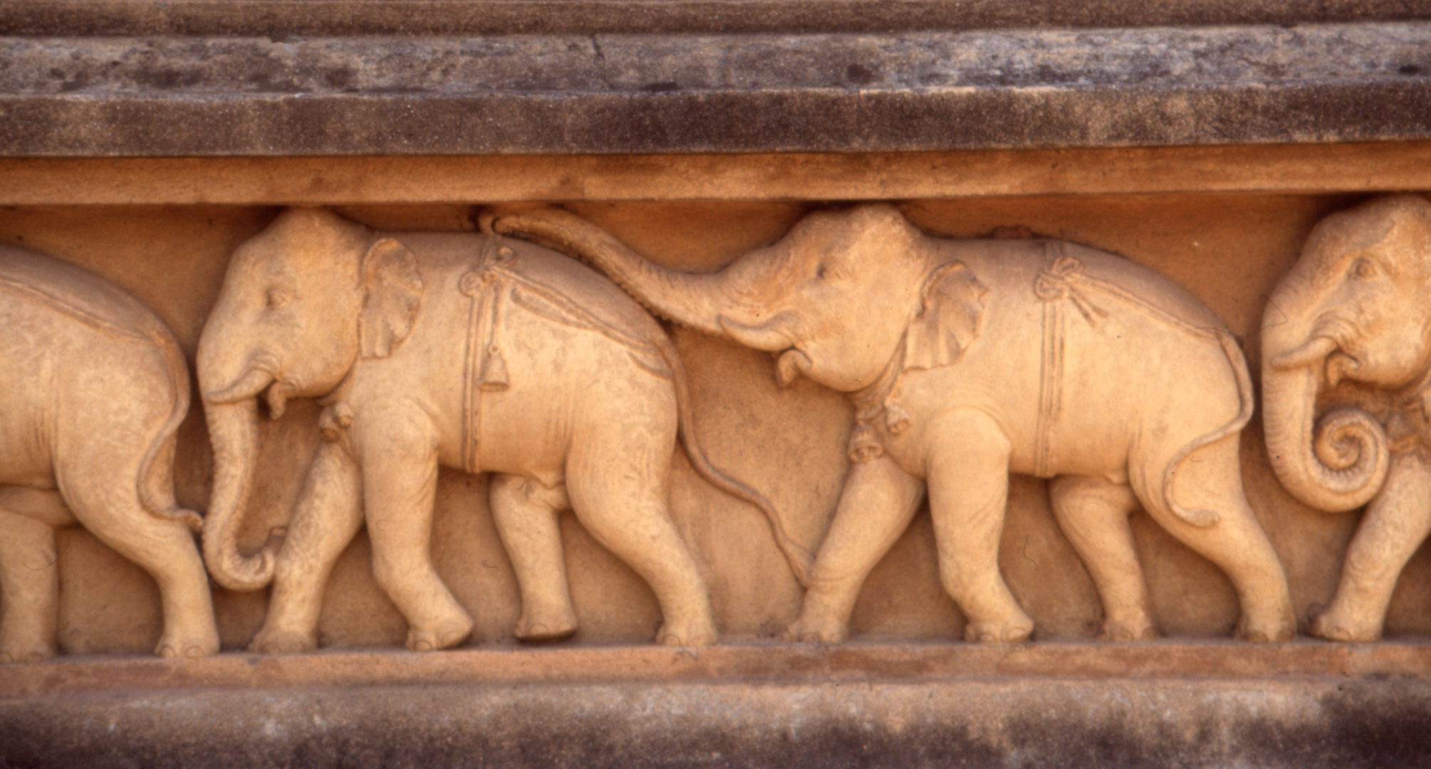 Figuren am Kelaniya-Tempel vor den "Toren" Colombos