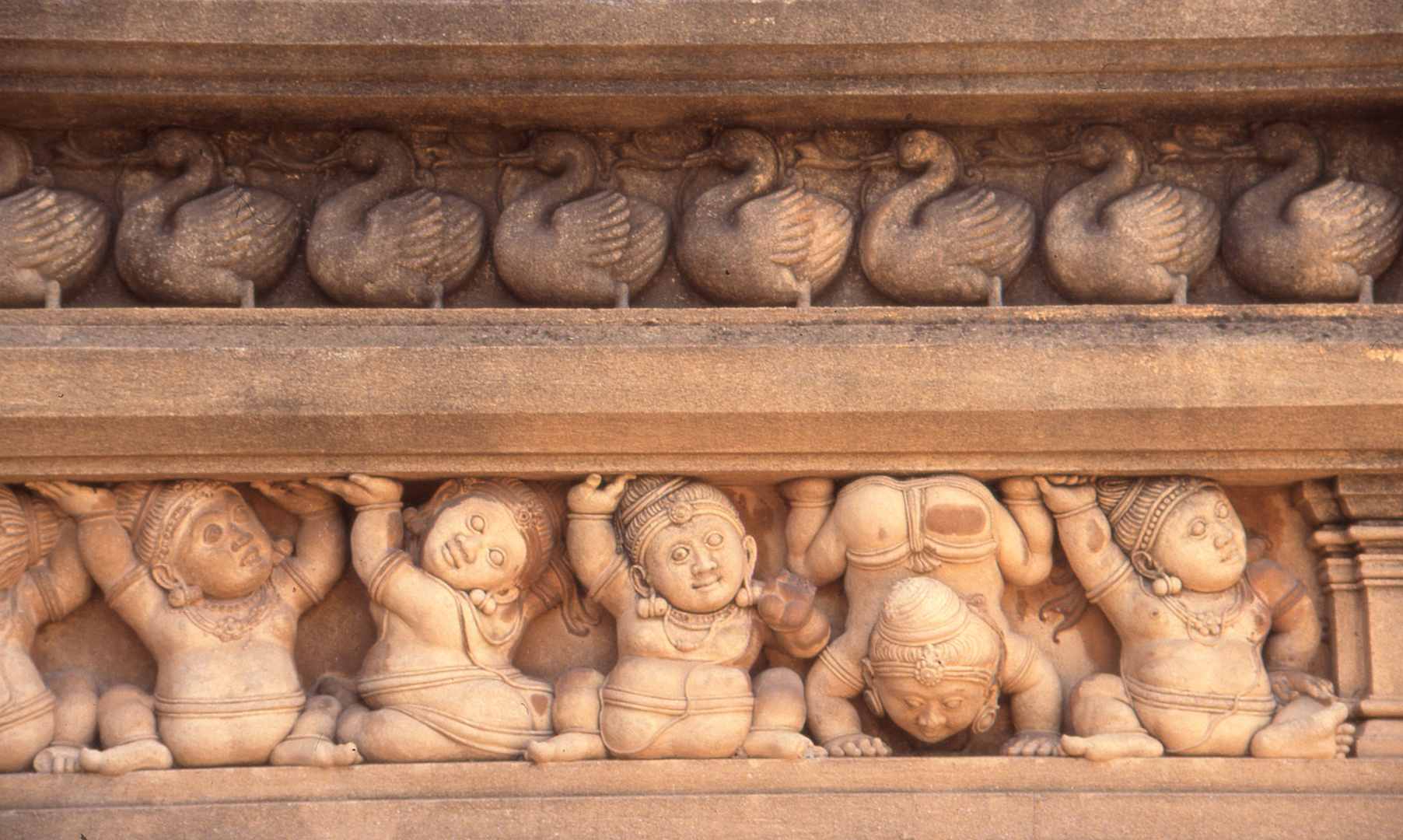 Figuren am Kelaniya-Tempel vor den "Toren" Colombos