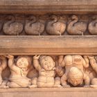 Figuren am Kelaniya-Tempel vor den "Toren" Colombos