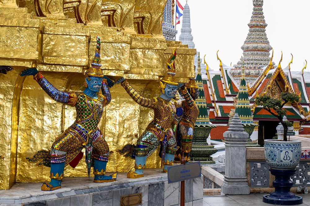 Figuren am Palast in Bangkok