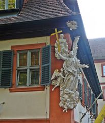 Figuren an der Hauswand