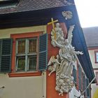 Figuren an der Hauswand