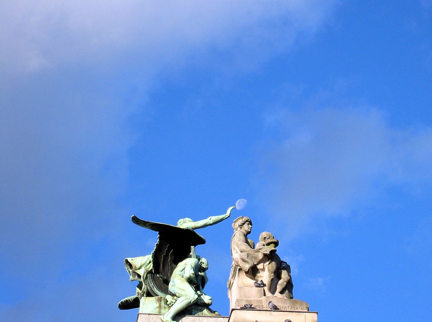 Figuren auf dem alten Bahnhofportal Luzern spielen mit Mond