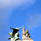 Figuren auf dem alten Bahnhofportal Luzern spielen mit Mond