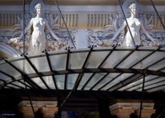 Figuren auf dem Hotel de Paris Eingangsbereich