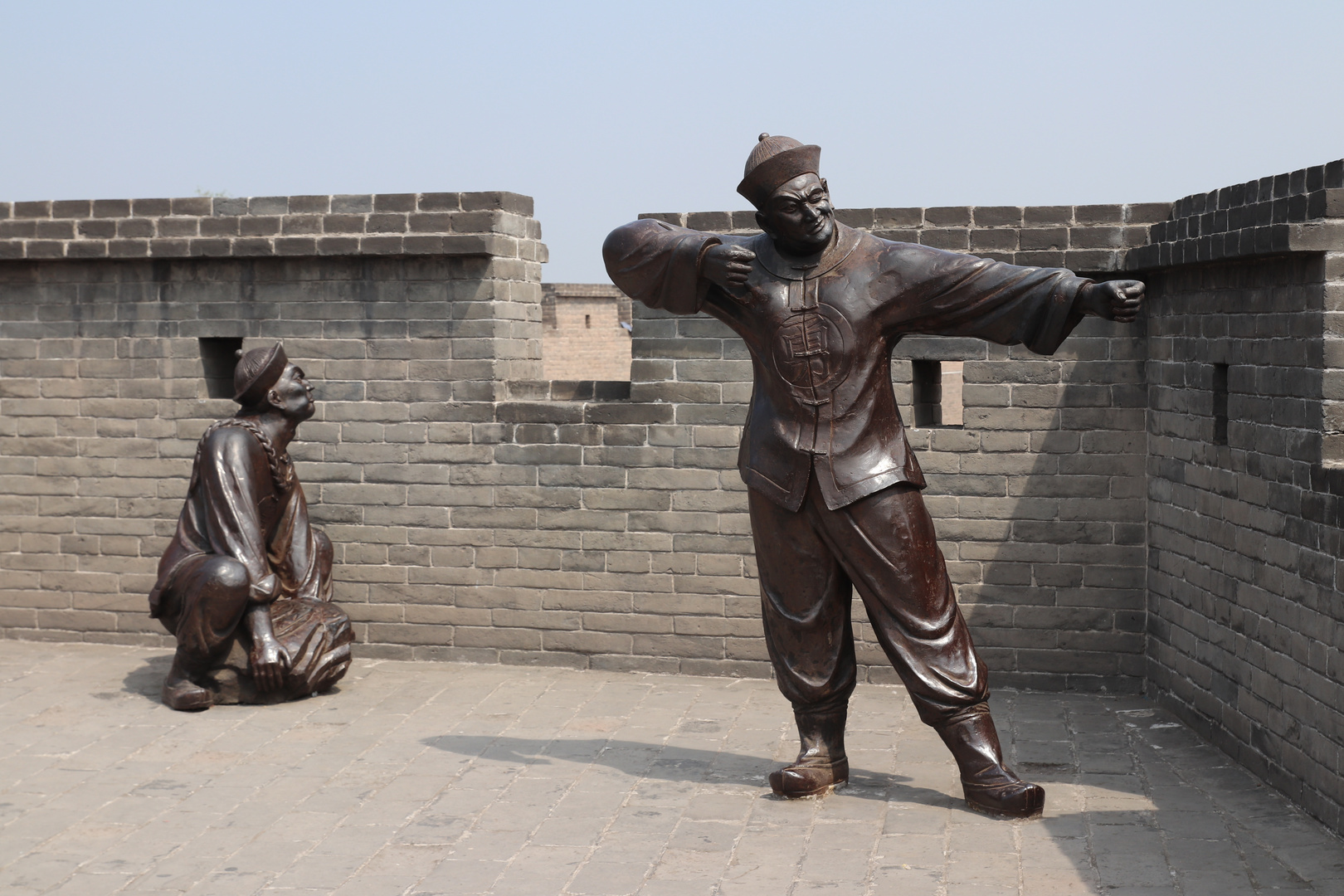 Figuren auf der Stadtmauer in Pingyao