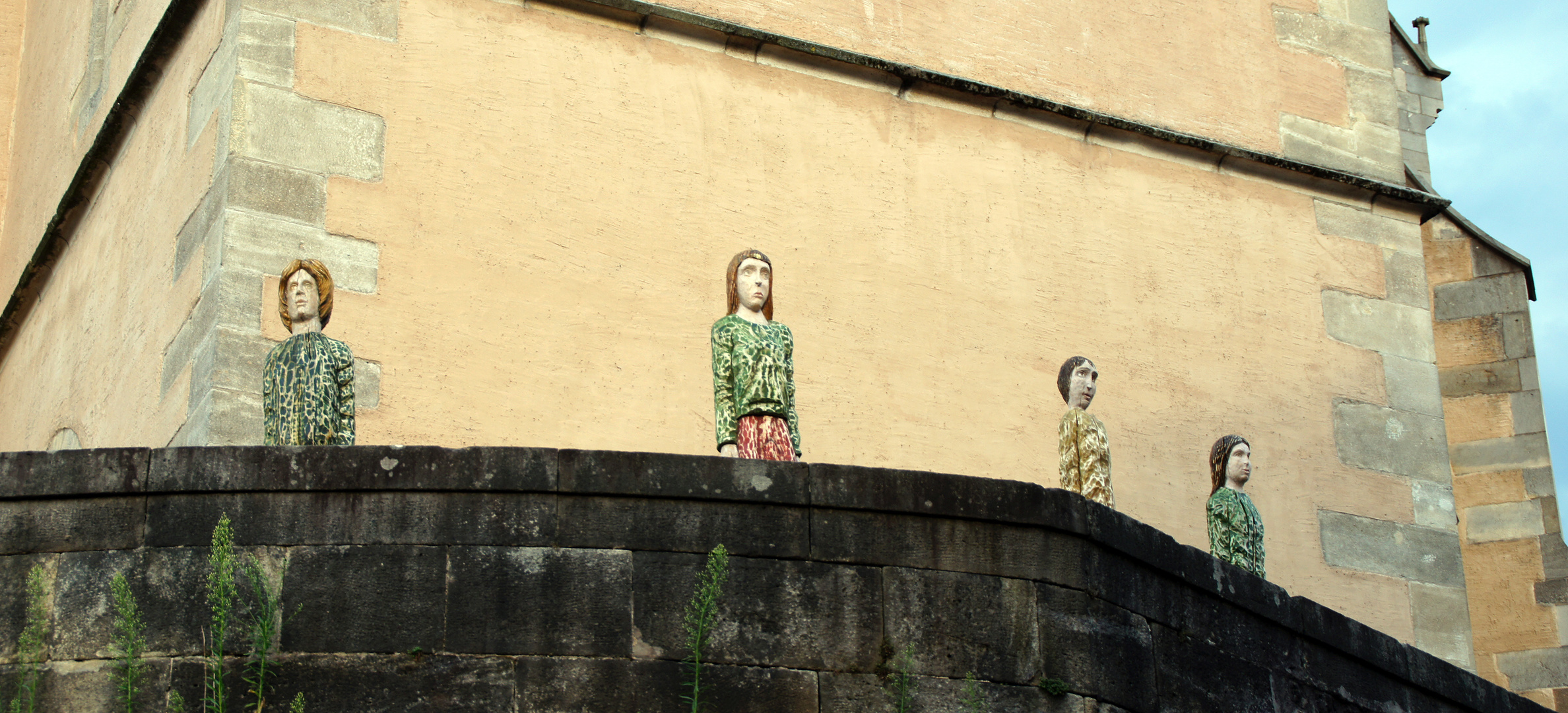 Figuren des Odyssey-Projekts bewachen die Stadtkirche Nürtingen