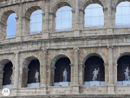 Figuren im Colosseum 