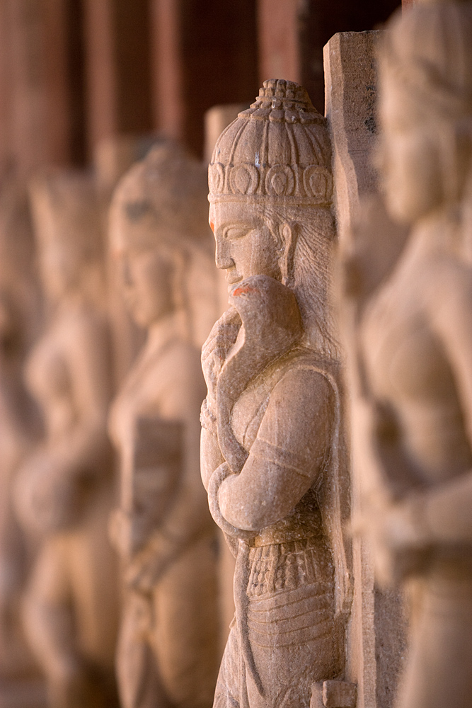 Figuren im Sachiya-Mata-Tempel