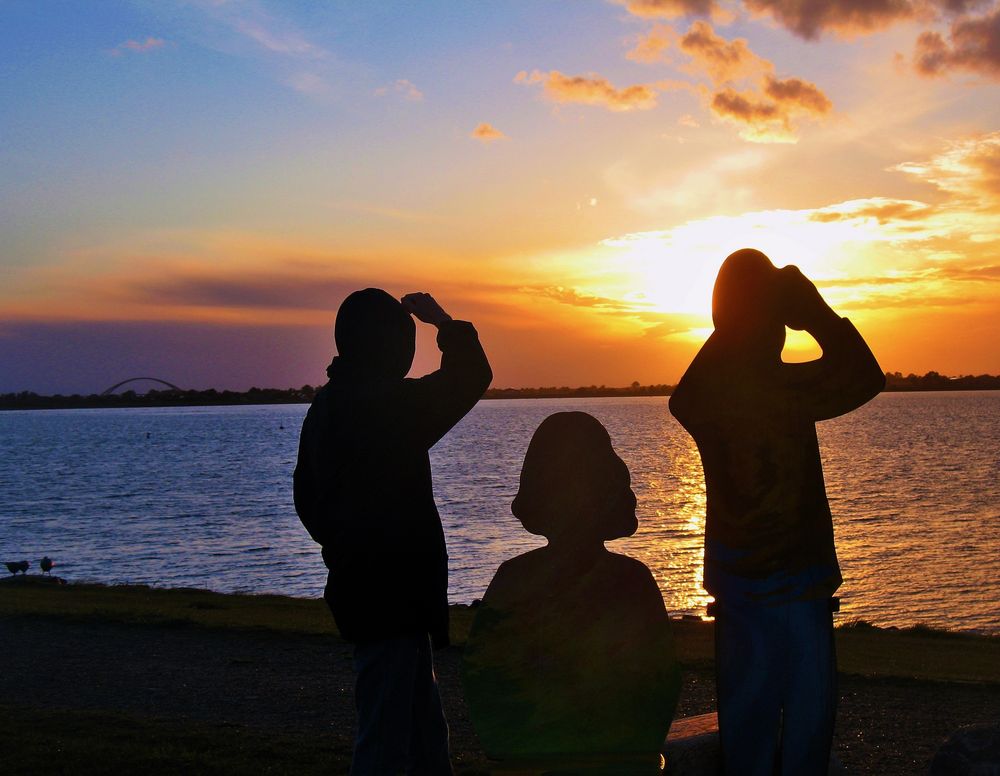 Figuren im Sonnenuntergang