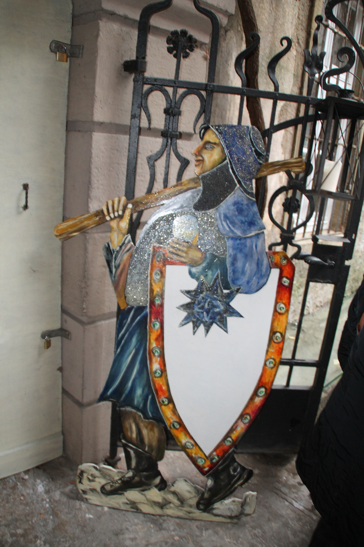 Figuren-Schild in der Altstadt von Würzburg