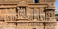 Figurenschmuck an der Aussenwand des hinduistischen Tempels von Nagda