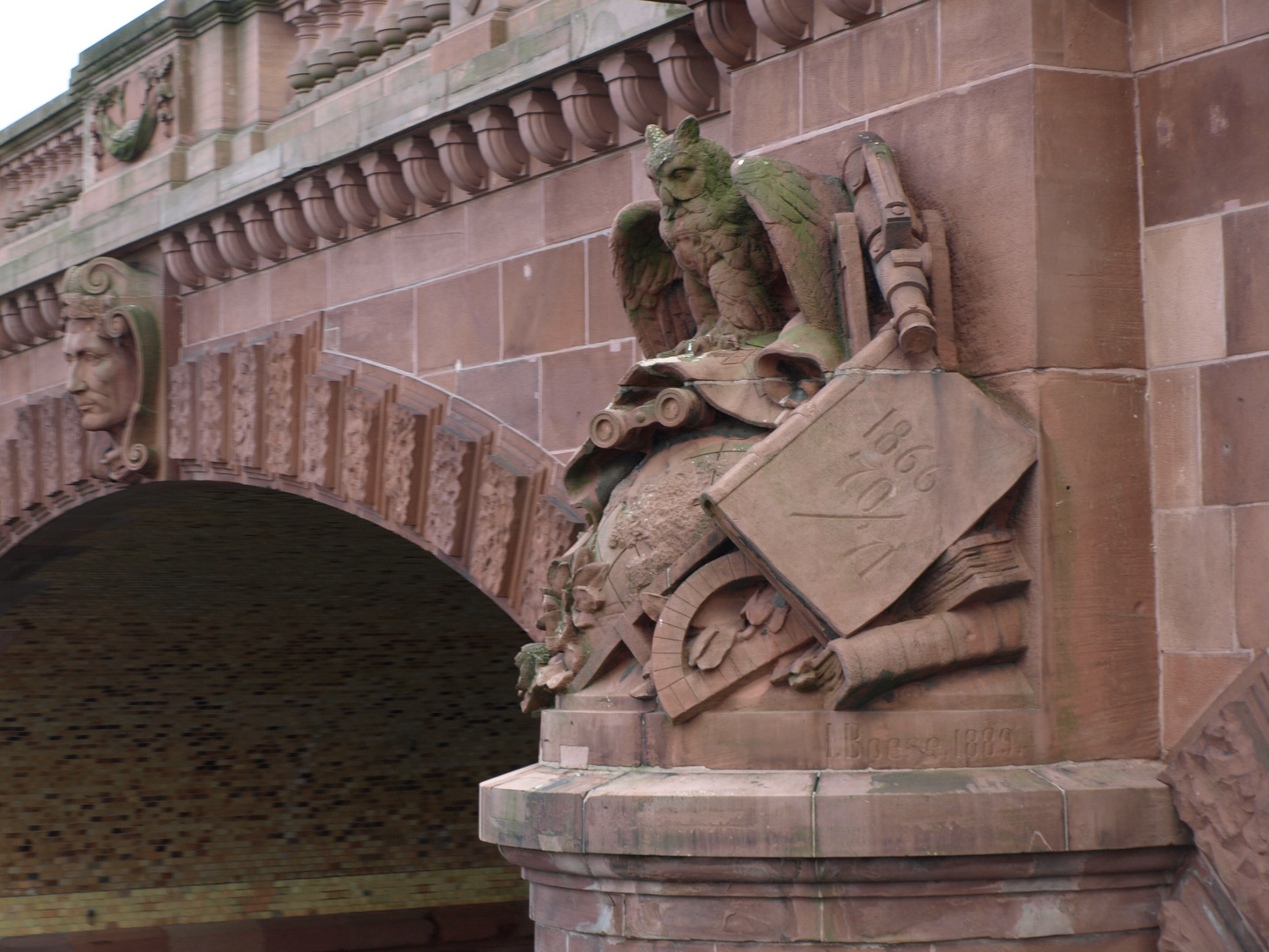 Figurenschmuck an der Moltkebrücke