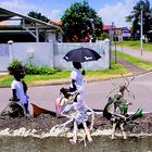 " FIGURINES AMÉRINDIENNES FAISANT LE MUR À CAYENNE " JAK ARNOULD ©ADAGP