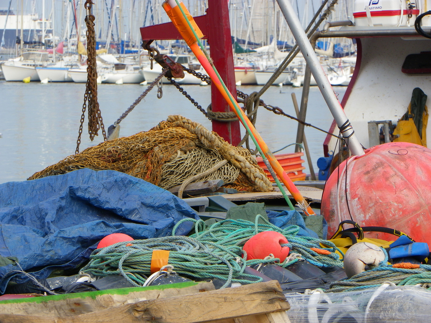 filets et bouées sur bateaux de pêche à Sète