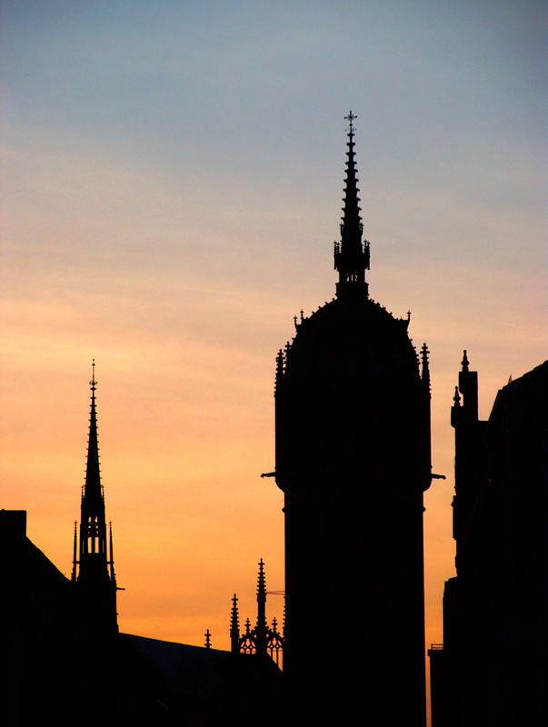 filigrane Haube in Abenddämmerung